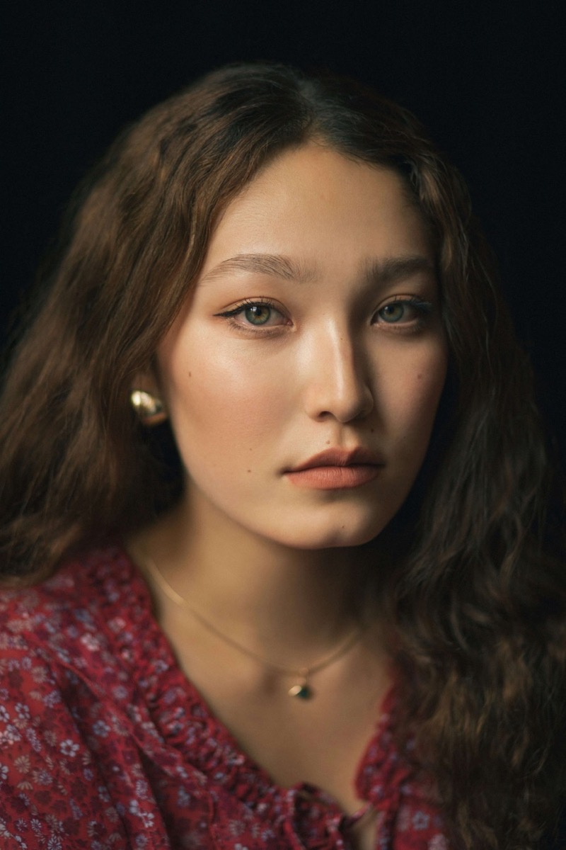Picture of a woman posing like Mona lisa
